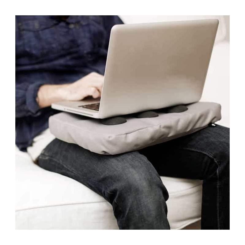coussin gris pour ordinateur portable sur les genoux