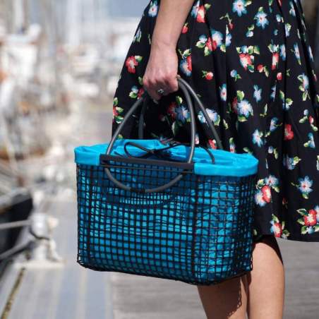 femme portant un panier à maille ostréicole avec une doublure imperméable bleu