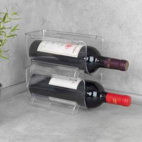 Deux Porte-bouteilles empilables avec bouteilles de vin rouge