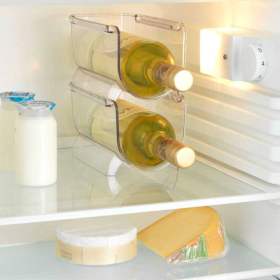 Porte-bouteille empilable avec bouteille de vin blanc au réfrigérateur